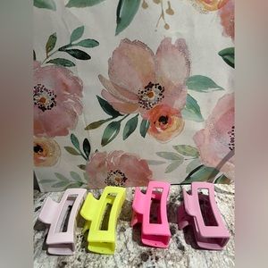 4 small hair clips 💗💛
